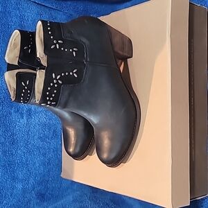 OluKai Ho'Ohilu Woman's Boot. SIZE 10. 3 Inch heels. Box included